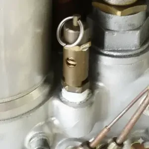 Automa AT1000-MINI-BRASS installed on a screw compressor air-oil separator tank, with a preset pressure of 150psi